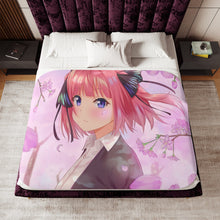 Load image into Gallery viewer, The Quintessential Quintuplets Nino Nakano Sherpa Blanket
